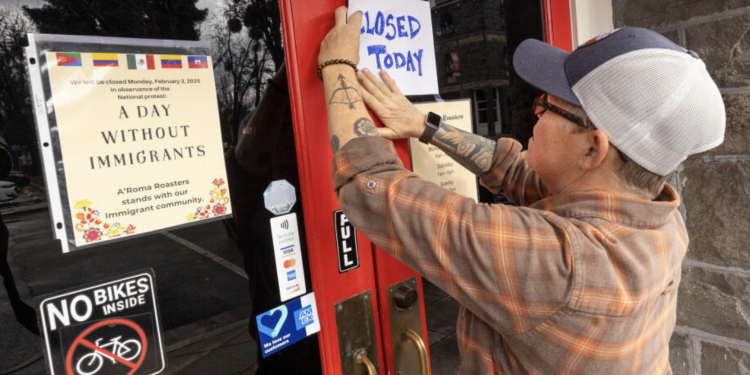 트럼프의 이민 단속 타격맞은 자영업자들 ‘이민자 없는 날’ 시위 참여